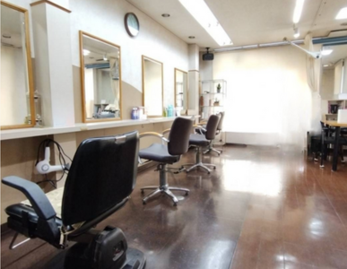 サロン・ド・ムラタの店内の様子（落ち着いて過ごせる気取らない雰囲気の内装）