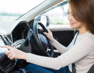 サロン・ド・ムラタへ車で来店する様子（駐車場3台完備の案内）