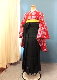 卒業式の袴着付けと赤い振袖のコーディネート　サロン・ド・ムラタ