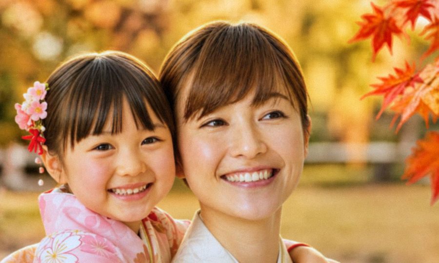 紅葉を背景に笑顔で寄り添う着物姿の母と娘